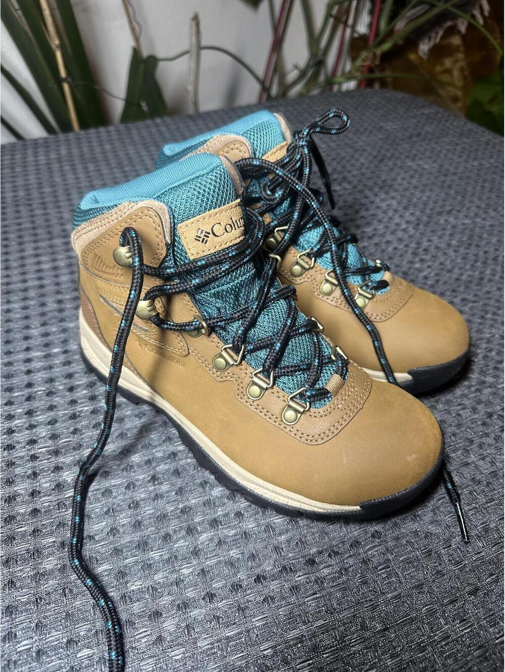 Columbia Hiking Boots Tan and Blue Size 7